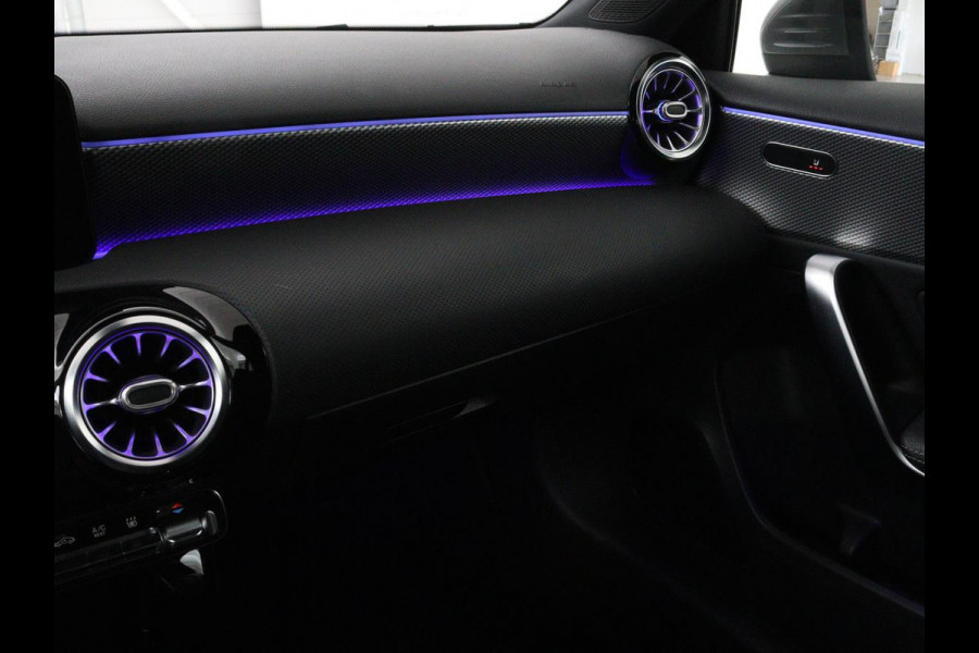 Mercedes-Benz A-Klasse 250e Urban | Leder | Stoelverwarming | Trekhaak | Camera | Sfeerverlichting | Widescreen | Park Assist | Navigatie | Full LED