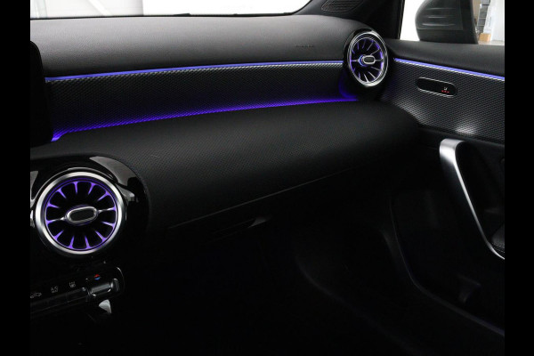 Mercedes-Benz A-Klasse 250e Urban | Leder | Stoelverwarming | Trekhaak | Camera | Sfeerverlichting | Widescreen | Park Assist | Navigatie | Full LED