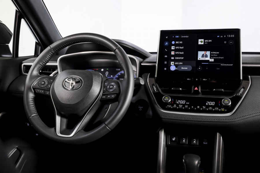 Toyota Corolla Cross Hybrid 140 Style | Dig. Cockpit | Adapt. Cruise | Stoel+-Stuurverw. | Trekhaak | PDC | Camera | NAV+App. Connect | Elek. Klep | ECC | LM 18" |