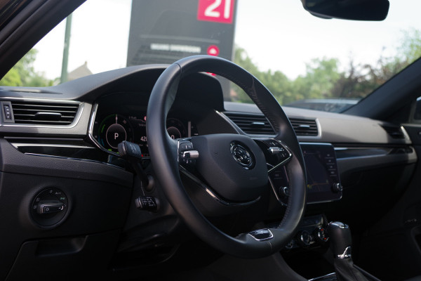Škoda Superb Combi 1.4 TSI iV 218 PK Laurin & Klement PHEV, Leder, Panoramdak, 4 x Stoelverwarming, Camera