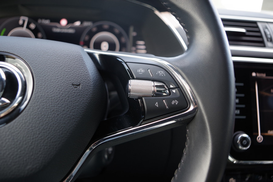 Škoda Superb Combi 1.4 TSI iV 218 PK Laurin & Klement PHEV, Leder, Panoramdak, 4 x Stoelverwarming, Camera