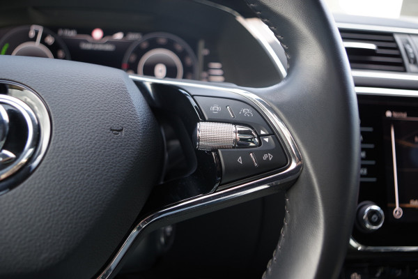 Škoda Superb Combi 1.4 TSI iV 218 PK Laurin & Klement PHEV, Leder, Panoramdak, 4 x Stoelverwarming, Camera