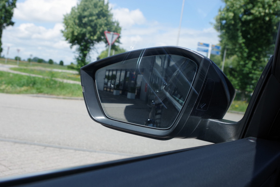 Škoda Superb Combi 1.4 TSI iV 218 PK Laurin & Klement PHEV, Leder, Panoramdak, 4 x Stoelverwarming, Camera