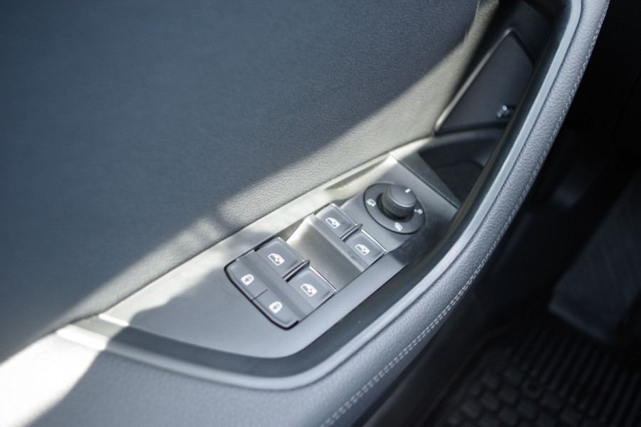 Škoda Superb Combi 1.4 TSI iV 218 PK Laurin & Klement PHEV, Leder, Panoramdak, 4 x Stoelverwarming, Camera