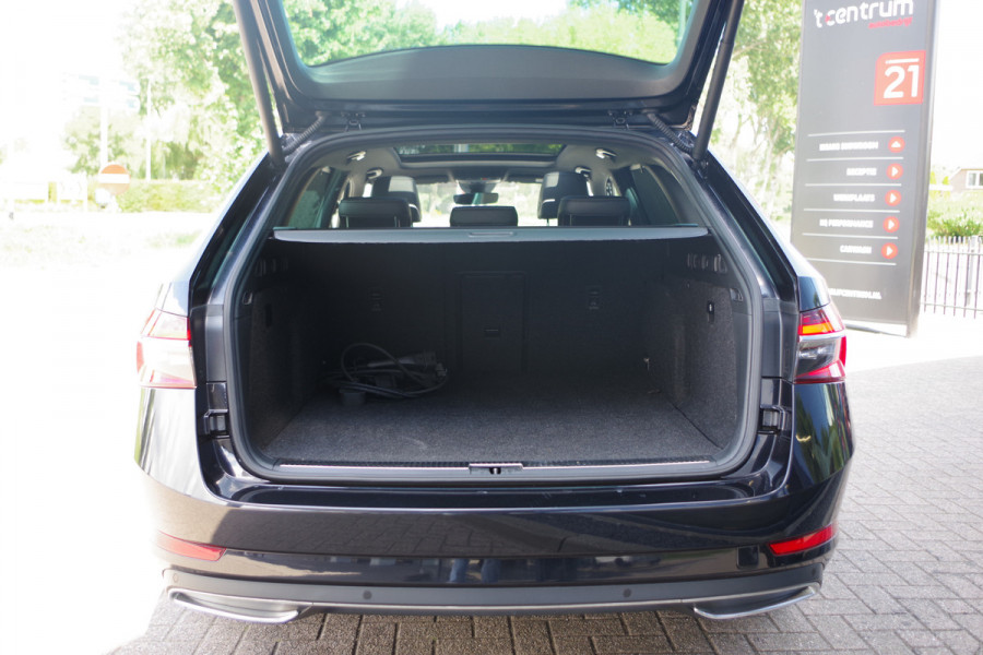 Škoda Superb Combi 1.4 TSI iV 218 PK Laurin & Klement PHEV, Leder, Panoramdak, 4 x Stoelverwarming, Camera