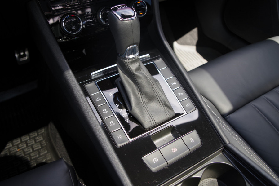 Škoda Superb Combi 1.4 TSI iV 218 PK Laurin & Klement PHEV, Leder, Panoramdak, 4 x Stoelverwarming, Camera