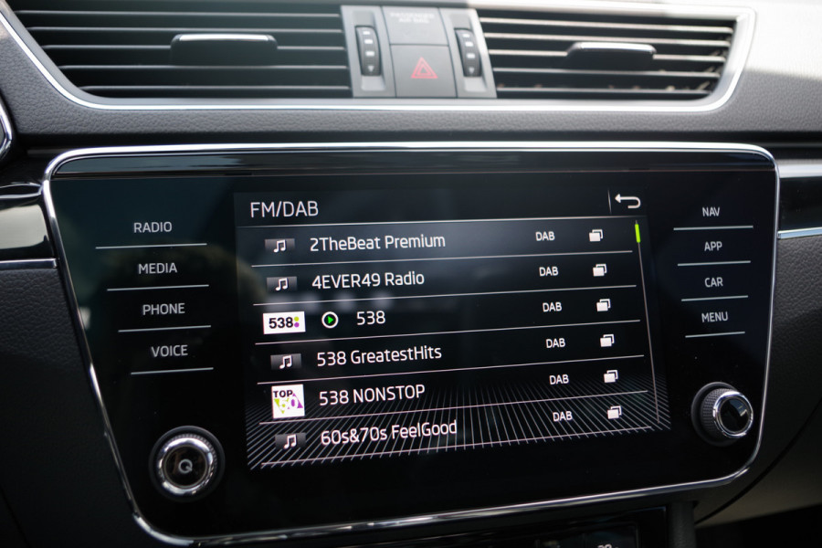 Škoda Superb Combi 1.4 TSI iV 218 PK Laurin & Klement PHEV, Leder, Panoramdak, 4 x Stoelverwarming, Camera