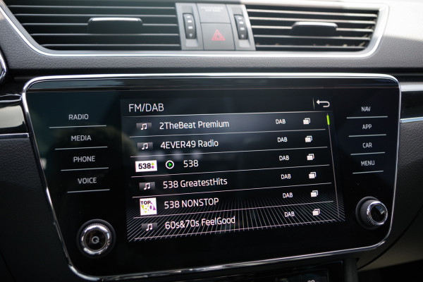 Škoda Superb Combi 1.4 TSI iV 218 PK Laurin & Klement PHEV, Leder, Panoramdak, 4 x Stoelverwarming, Camera
