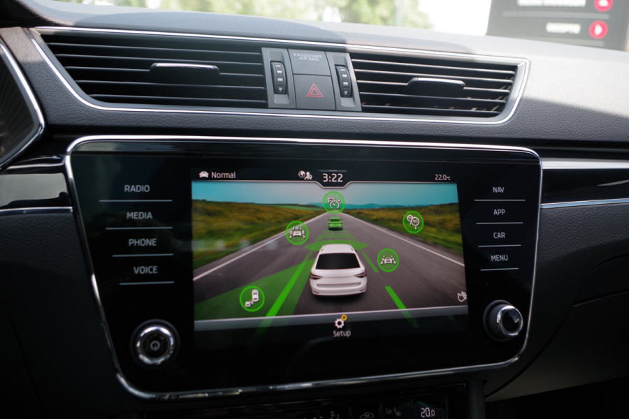 Škoda Superb Combi 1.4 TSI iV 218 PK Laurin & Klement PHEV, Leder, Panoramdak, 4 x Stoelverwarming, Camera