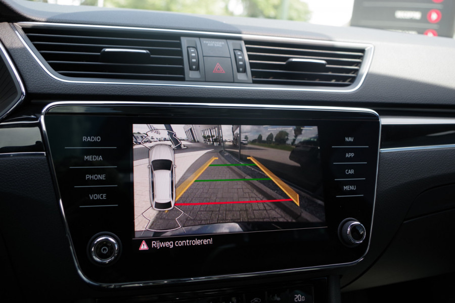 Škoda Superb Combi 1.4 TSI iV 218 PK Laurin & Klement PHEV, Leder, Panoramdak, 4 x Stoelverwarming, Camera