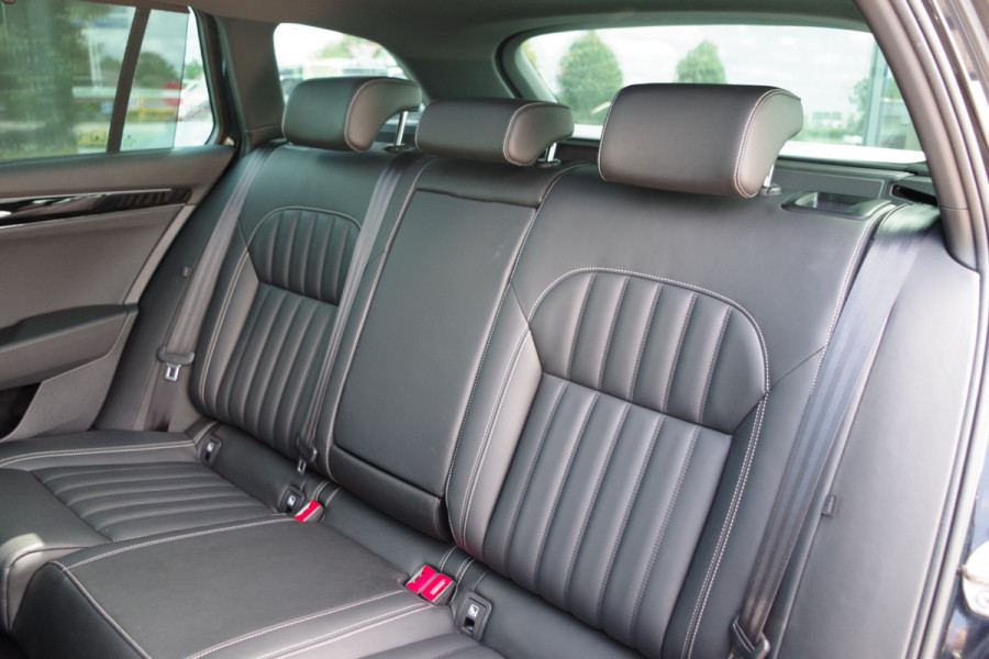 Škoda Superb Combi 1.4 TSI iV 218 PK Laurin & Klement PHEV, Leder, Panoramdak, 4 x Stoelverwarming, Camera