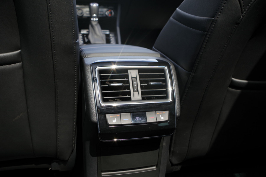 Škoda Superb Combi 1.4 TSI iV 218 PK Laurin & Klement PHEV, Leder, Panoramdak, 4 x Stoelverwarming, Camera