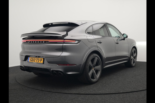 Porsche Cayenne Coupé 3.0 E-Hybrid Plug In Hybrid 462PK Dealer O.H Facelift PHEV | Panodak | Luchtvering | Sportuitlaat | 4 Wiel Besturing | PDLS+ | Sport Chrono | InnoDrive Adaptive Cruise | SportDesign | Head up | Soft Close | 22"L.M | 360 Camera | 18-voudige leder