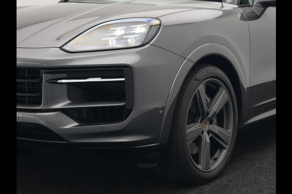 Porsche Cayenne Coupé 3.0 E-Hybrid Plug In Hybrid 462PK Dealer O.H Facelift PHEV | Panodak | Luchtvering | Sportuitlaat | 4 Wiel Besturing | PDLS+ | Sport Chrono | InnoDrive Adaptive Cruise | SportDesign | Head up | Soft Close | 22"L.M | 360 Camera | 18-voudige leder