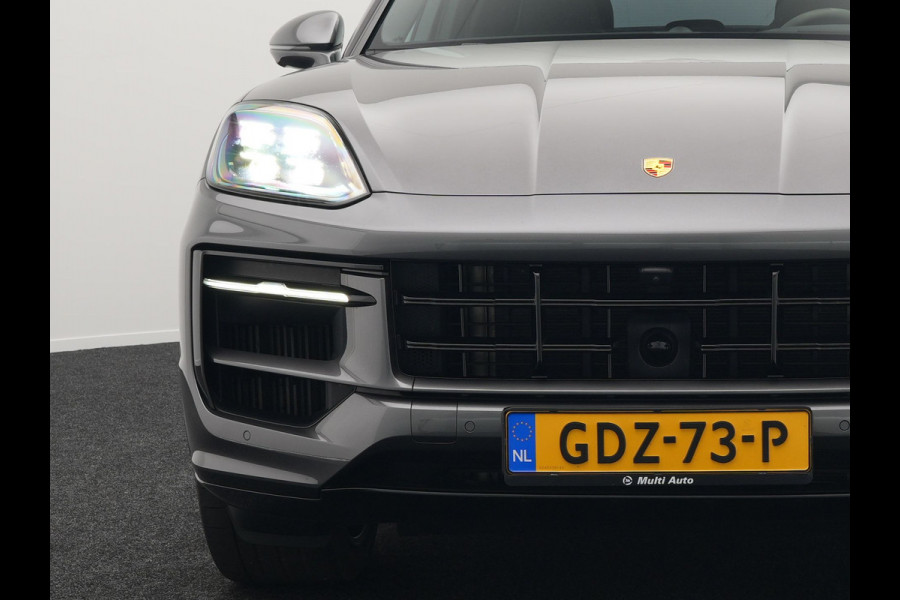 Porsche Cayenne Coupé 3.0 E-Hybrid Plug In Hybrid 462PK Dealer O.H Facelift PHEV | Panodak | Luchtvering | Sportuitlaat | 4 Wiel Besturing | PDLS+ | Sport Chrono | InnoDrive Adaptive Cruise | SportDesign | Head up | Soft Close | 22"L.M | 360 Camera | 18-voudige leder