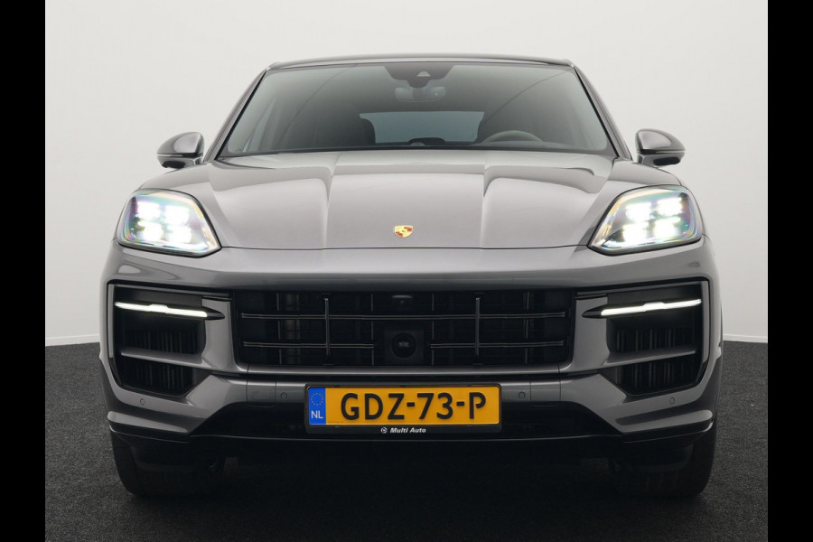Porsche Cayenne Coupé 3.0 E-Hybrid Plug In Hybrid 462PK Dealer O.H Facelift PHEV | Panodak | Luchtvering | Sportuitlaat | 4 Wiel Besturing | PDLS+ | Sport Chrono | InnoDrive Adaptive Cruise | SportDesign | Head up | Soft Close | 22"L.M | 360 Camera | 18-voudige leder