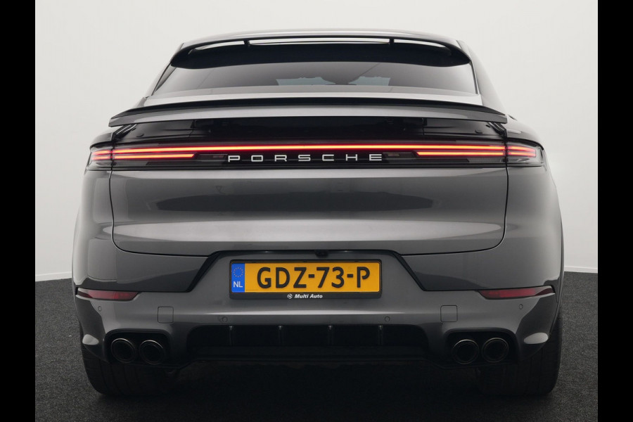Porsche Cayenne Coupé 3.0 E-Hybrid Plug In Hybrid 462PK Dealer O.H Facelift PHEV | Panodak | Luchtvering | Sportuitlaat | 4 Wiel Besturing | PDLS+ | Sport Chrono | InnoDrive Adaptive Cruise | SportDesign | Head up | Soft Close | 22"L.M | 360 Camera | 18-voudige leder