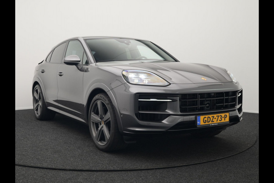 Porsche Cayenne Coupé 3.0 E-Hybrid Plug In Hybrid 462PK Dealer O.H Facelift PHEV | Panodak | Luchtvering | Sportuitlaat | 4 Wiel Besturing | PDLS+ | Sport Chrono | InnoDrive Adaptive Cruise | SportDesign | Head up | Soft Close | 22"L.M | 360 Camera | 18-voudige leder