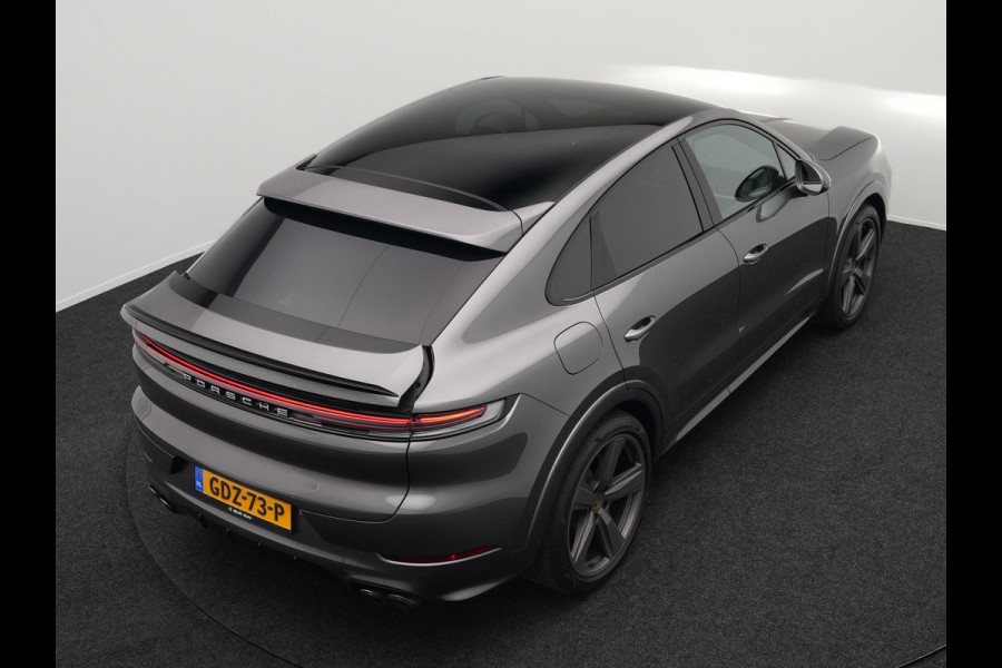 Porsche Cayenne Coupé 3.0 E-Hybrid Plug In Hybrid 462PK Dealer O.H Facelift PHEV | Panodak | Luchtvering | Sportuitlaat | 4 Wiel Besturing | PDLS+ | Sport Chrono | InnoDrive Adaptive Cruise | SportDesign | Head up | Soft Close | 22"L.M | 360 Camera | 18-voudige leder