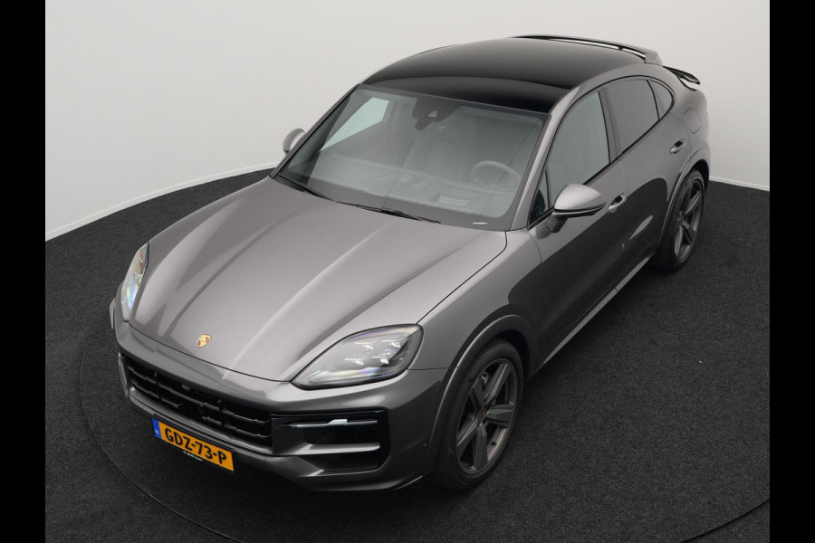 Porsche Cayenne Coupé 3.0 E-Hybrid Plug In Hybrid 462PK Dealer O.H Facelift PHEV | Panodak | Luchtvering | Sportuitlaat | 4 Wiel Besturing | PDLS+ | Sport Chrono | InnoDrive Adaptive Cruise | SportDesign | Head up | Soft Close | 22"L.M | 360 Camera | 18-voudige leder