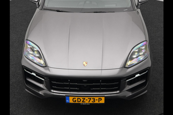 Porsche Cayenne Coupé 3.0 E-Hybrid Plug In Hybrid 462PK Dealer O.H Facelift PHEV | Panodak | Luchtvering | Sportuitlaat | 4 Wiel Besturing | PDLS+ | Sport Chrono | InnoDrive Adaptive Cruise | SportDesign | Head up | Soft Close | 22"L.M | 360 Camera | 18-voudige leder