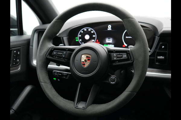 Porsche Cayenne Coupé 3.0 E-Hybrid Plug In Hybrid 462PK Dealer O.H Facelift PHEV | Panodak | Luchtvering | Sportuitlaat | 4 Wiel Besturing | PDLS+ | Sport Chrono | InnoDrive Adaptive Cruise | SportDesign | Head up | Soft Close | 22"L.M | 360 Camera | 18-voudige leder