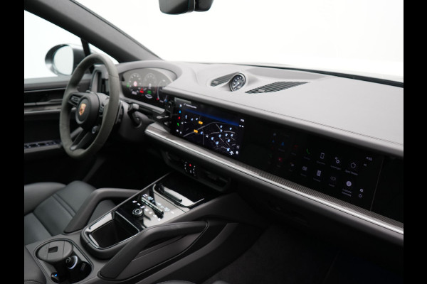 Porsche Cayenne Coupé 3.0 E-Hybrid Plug In Hybrid 462PK Dealer O.H Facelift PHEV | Panodak | Luchtvering | Sportuitlaat | 4 Wiel Besturing | PDLS+ | Sport Chrono | InnoDrive Adaptive Cruise | SportDesign | Head up | Soft Close | 22"L.M | 360 Camera | 18-voudige leder