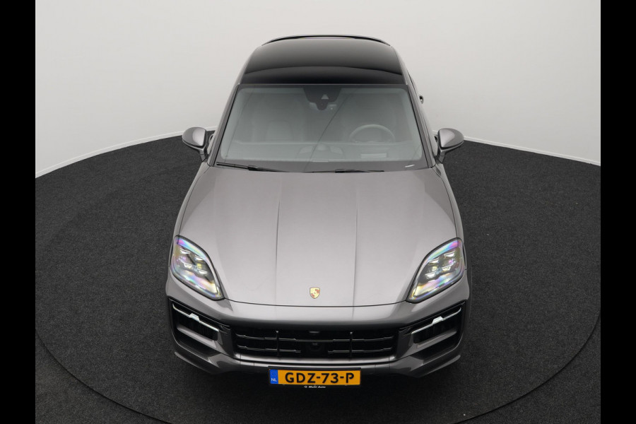 Porsche Cayenne Coupé 3.0 E-Hybrid Plug In Hybrid 462PK Dealer O.H Facelift PHEV | Panodak | Luchtvering | Sportuitlaat | 4 Wiel Besturing | PDLS+ | Sport Chrono | InnoDrive Adaptive Cruise | SportDesign | Head up | Soft Close | 22"L.M | 360 Camera | 18-voudige leder