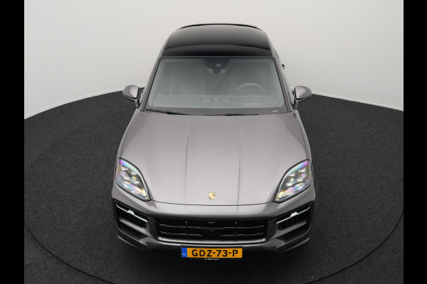 Porsche Cayenne Coupé 3.0 E-Hybrid Plug In Hybrid 462PK Dealer O.H Facelift PHEV | Panodak | Luchtvering | Sportuitlaat | 4 Wiel Besturing | PDLS+ | Sport Chrono | InnoDrive Adaptive Cruise | SportDesign | Head up | Soft Close | 22"L.M | 360 Camera | 18-voudige leder