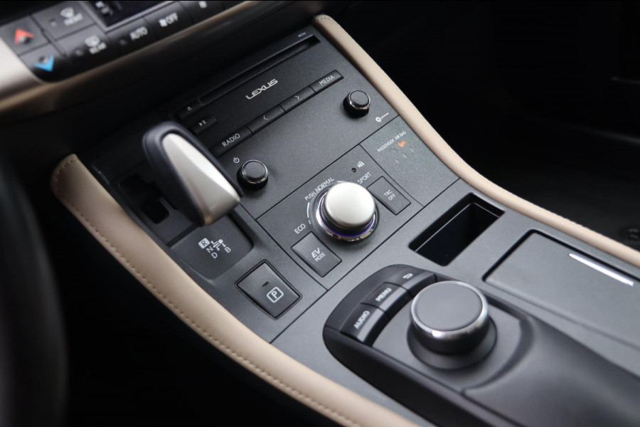 Lexus CT 200h Business Line / CAMERA / ALCANTARA / LED / CRUISE / NAP