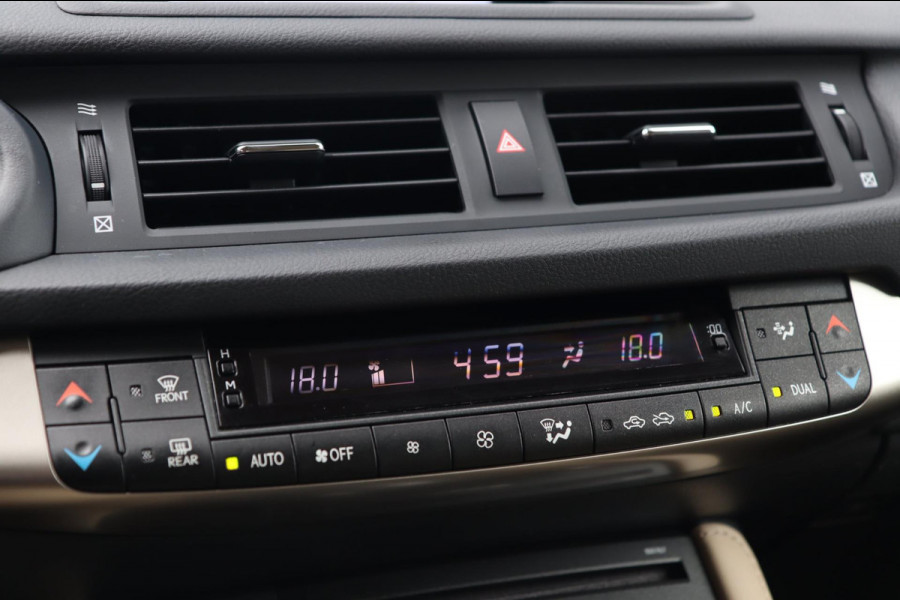 Lexus CT 200h Business Line / CAMERA / ALCANTARA / LED / CRUISE / NAP