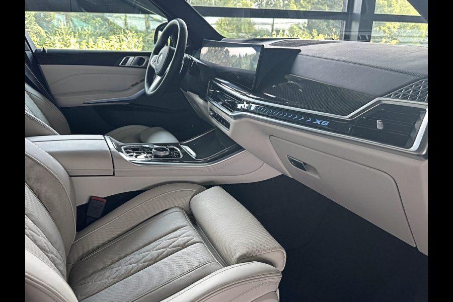 BMW X5 50e M-Sport Pro Performance | 360 View | Massage & Ventilatie | ACC | Individual Leder | Pano | Head-Up | 4-Zone Clima | 22'' | Stoelverwarming V+A | Laser-LED | 2x Memory | Keyless-Entry | Trekhaak | Comfortstoelen | Beker Koeling+Verwarming | Stuurverwarming | Zonwering | Carplay | Draadloos Laden |