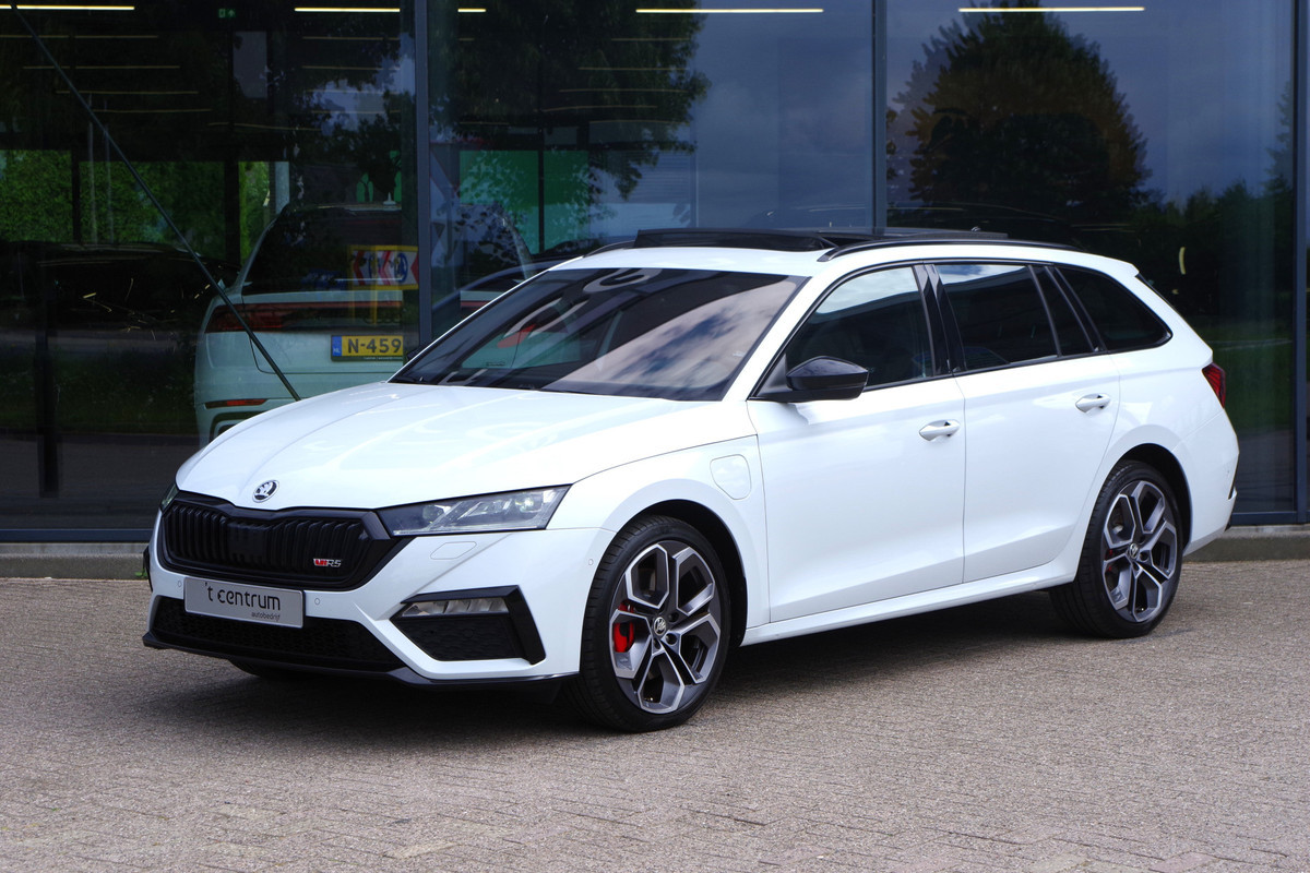 Škoda Octavia Combi 1.4 TSI RS iV PHEV 245 PK Business, Panoramadak, Leder-Alcantara, Canton Sound, Head-Up, Memory Škoda Octavia Combi 1.4 TSI RS iV PHEV 245 PK Business, Panoramadak, Leder-Alcantara, Canton Sound, Head-Up, Memory
