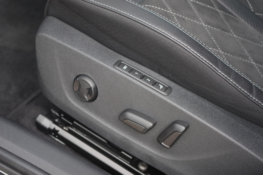 Škoda Octavia Combi 1.4 TSI RS iV PHEV 245 PK Business, Panoramadak, Leder-Alcantara, Canton Sound, Head-Up, Memory