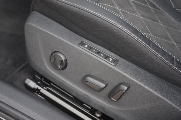 Škoda Octavia Combi 1.4 TSI RS iV PHEV 245 PK Business, Panoramadak, Leder-Alcantara, Canton Sound, Head-Up, Memory