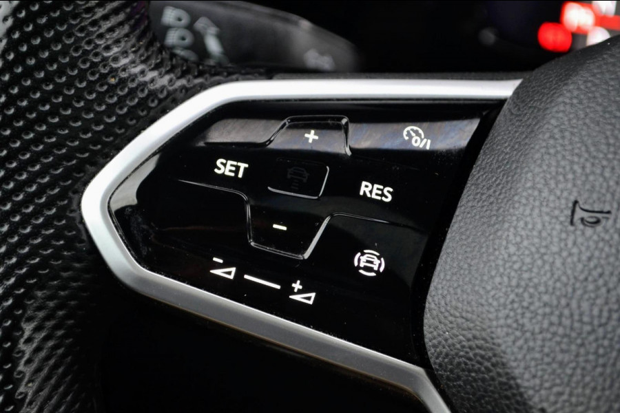 Volkswagen Golf 1.5 eTSI R-Line