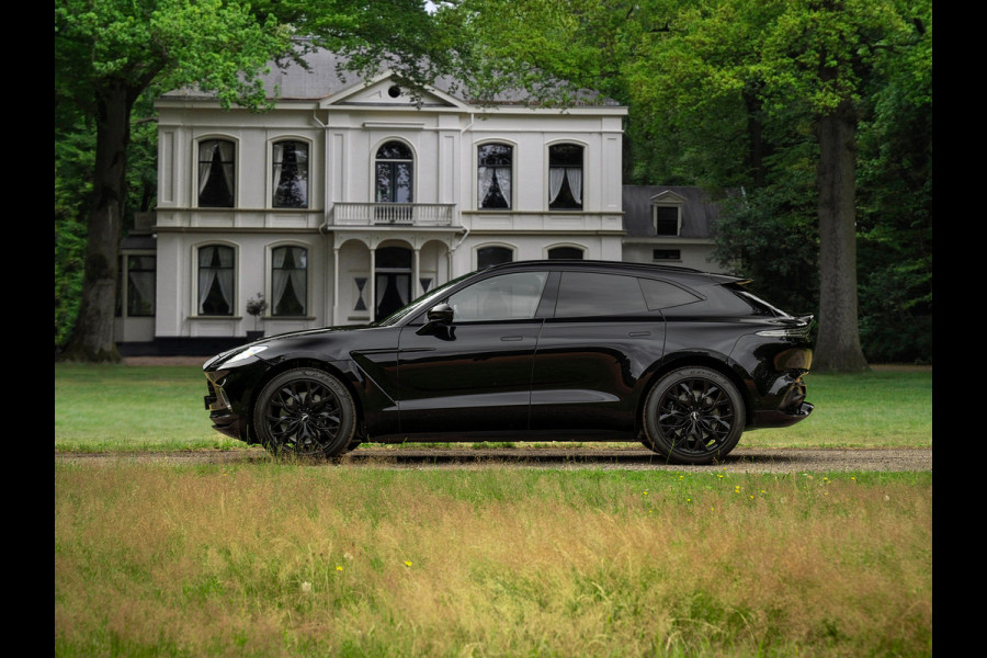 Aston Martin Dbx 550 4.0 V8 | Panoramadak | Trekhaak | 360 cam | Premium Audio | Onyx Black | Carbon interior