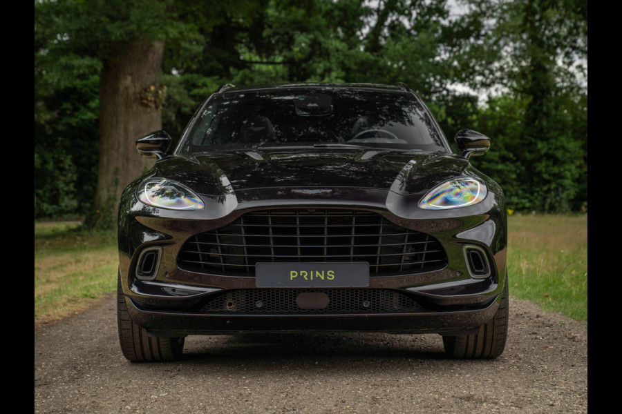 Aston Martin Dbx 550 4.0 V8 | Panoramadak | Trekhaak | 360 cam | Premium Audio | Onyx Black | Carbon interior