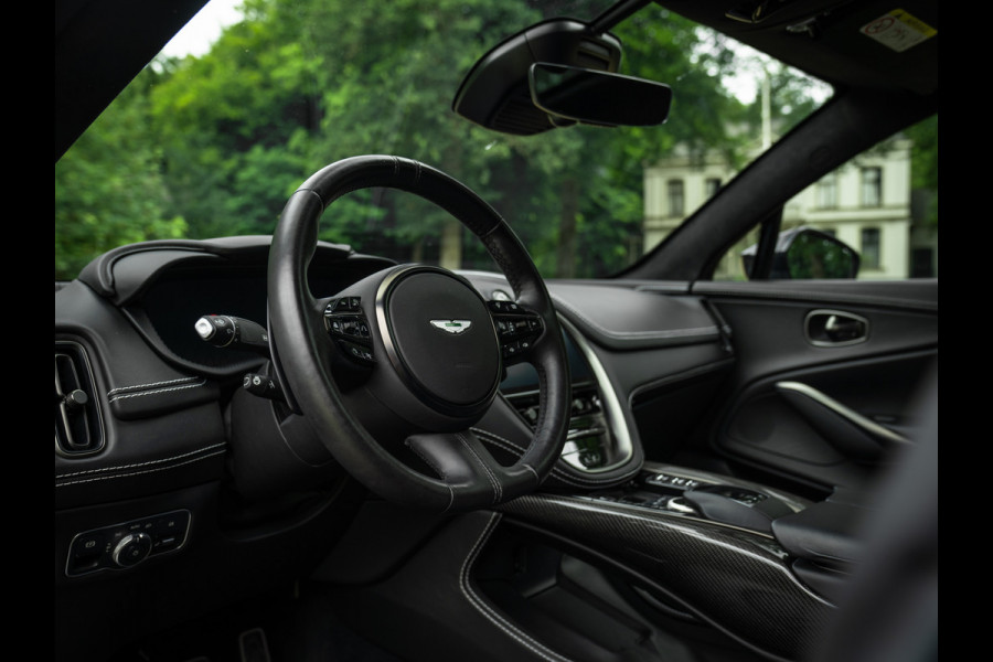 Aston Martin Dbx 550 4.0 V8 | Panoramadak | Trekhaak | 360 cam | Premium Audio | Onyx Black | Carbon interior