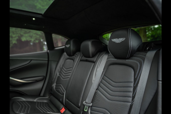 Aston Martin Dbx 550 4.0 V8 | Panoramadak | Trekhaak | 360 cam | Premium Audio | Onyx Black | Carbon interior
