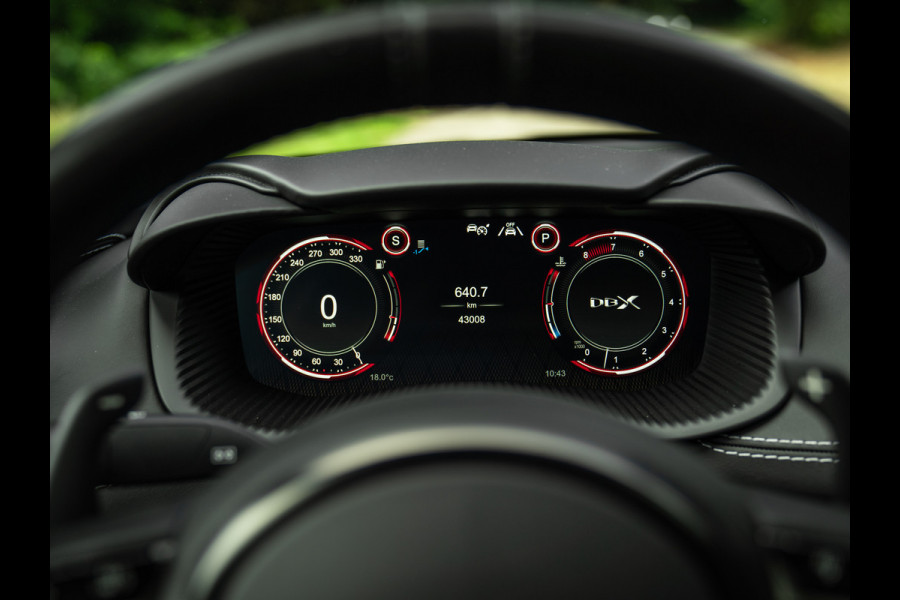 Aston Martin Dbx 550 4.0 V8 | Panoramadak | Trekhaak | 360 cam | Premium Audio | Onyx Black | Carbon interior