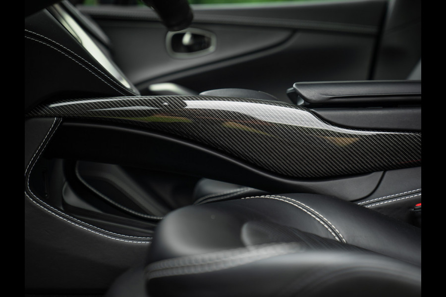 Aston Martin Dbx 550 4.0 V8 | Panoramadak | Trekhaak | 360 cam | Premium Audio | Onyx Black | Carbon interior