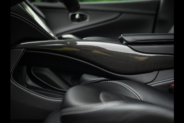 Aston Martin Dbx 550 4.0 V8 | Panoramadak | Trekhaak | 360 cam | Premium Audio | Onyx Black | Carbon interior