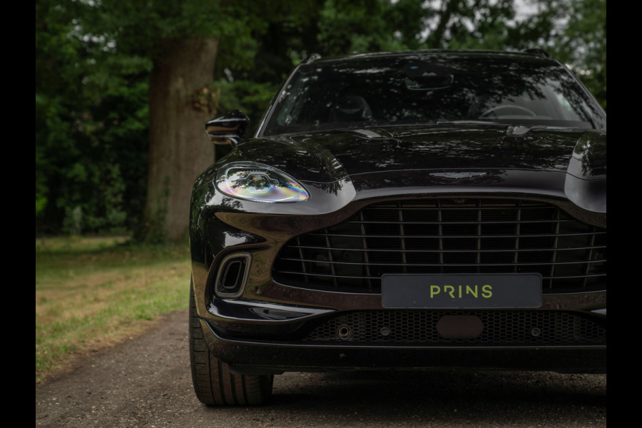 Aston Martin Dbx 550 4.0 V8 | Panoramadak | Trekhaak | 360 cam | Premium Audio | Onyx Black | Carbon interior