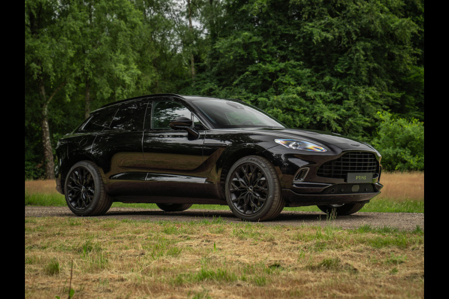 Aston Martin Dbx 550 4.0 V8 | Panoramadak | Trekhaak | 360 cam | Premium Audio | Onyx Black | Carbon interior