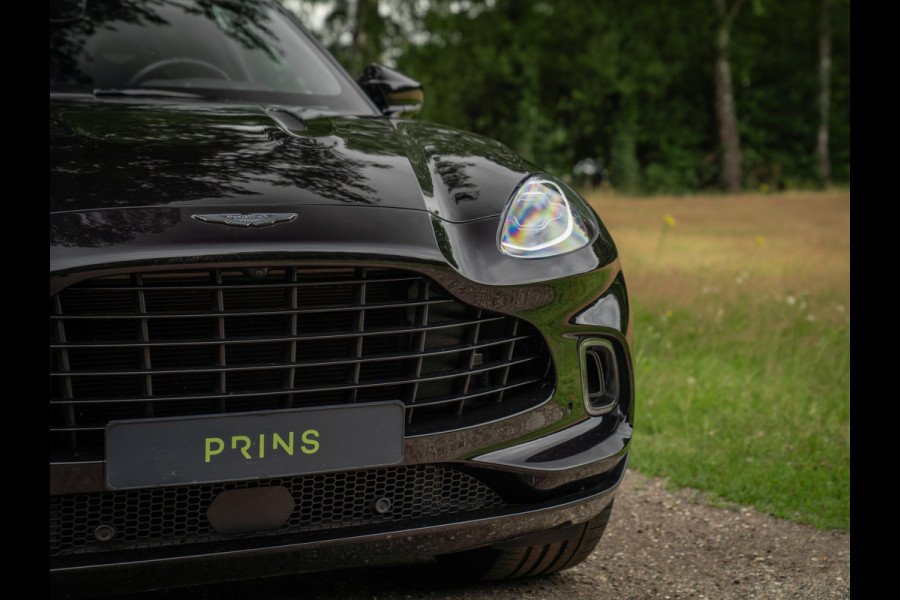 Aston Martin Dbx 550 4.0 V8 | Panoramadak | Trekhaak | 360 cam | Premium Audio | Onyx Black | Carbon interior