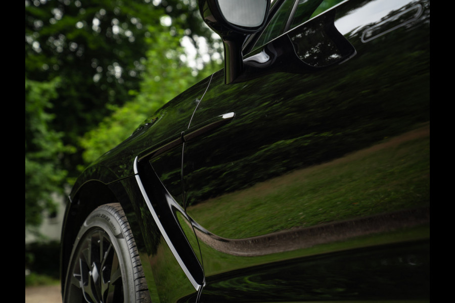 Aston Martin Dbx 550 4.0 V8 | Panoramadak | Trekhaak | 360 cam | Premium Audio | Onyx Black | Carbon interior
