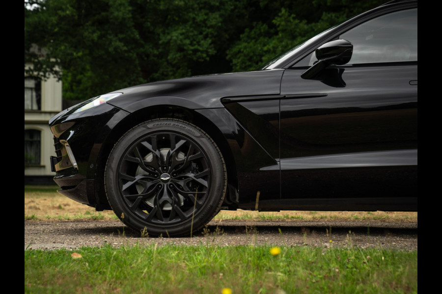 Aston Martin Dbx 550 4.0 V8 | Panoramadak | Trekhaak | 360 cam | Premium Audio | Onyx Black | Carbon interior