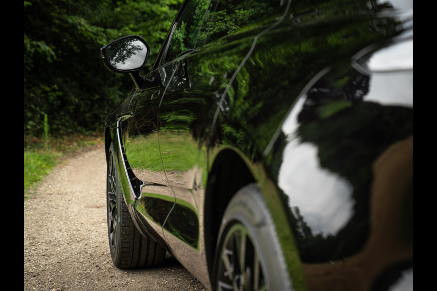Aston Martin Dbx 550 4.0 V8 | Panoramadak | Trekhaak | 360 cam | Premium Audio | Onyx Black | Carbon interior
