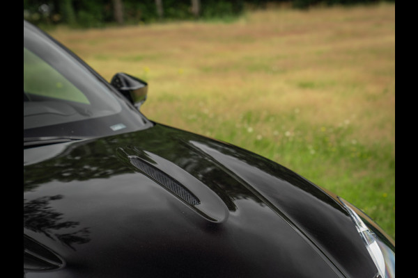 Aston Martin Dbx 550 4.0 V8 | Panoramadak | Trekhaak | 360 cam | Premium Audio | Onyx Black | Carbon interior